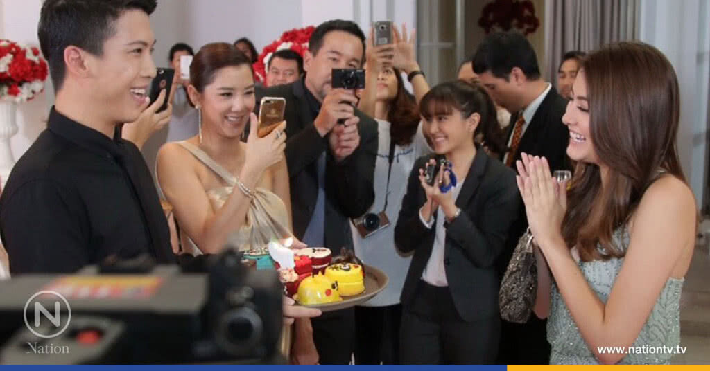 "ป๊อก" เซอร์ไพรส์วันเกิด "มาร์กี้"
กลางกองถ่าย "ป๊อก" เซอร์ไพรส์วันเกิด "มาร์กี้"
กลางกองถ่าย
