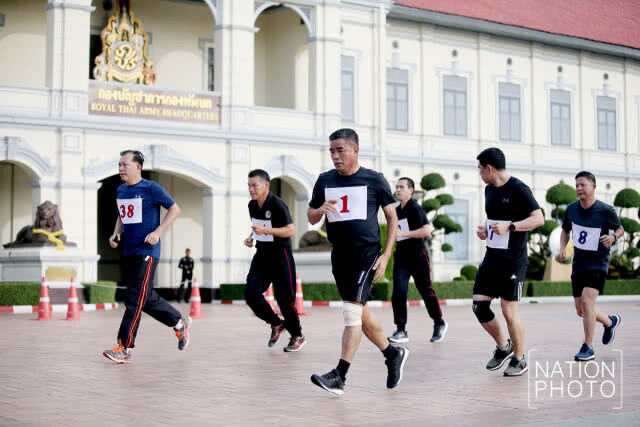 "พล.อ.เฉลิมชัย" นำทีม 5 เสือทบ. ทดสอบร่างกาย