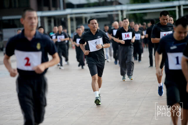 "พล.อ.เฉลิมชัย" นำทีม 5 เสือทบ. ทดสอบร่างกาย