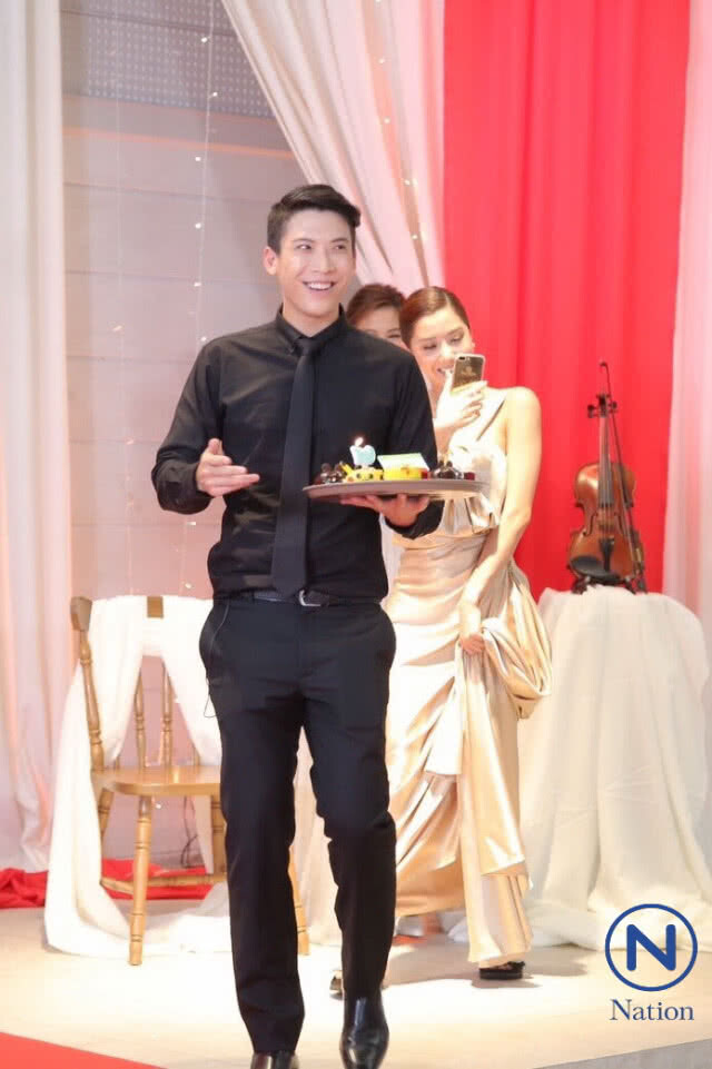 "ป๊อก" เซอร์ไพรส์วันเกิด "มาร์กี้"
กลางกองถ่าย