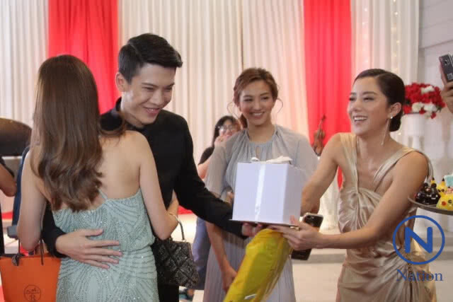 "ป๊อก" เซอร์ไพรส์วันเกิด "มาร์กี้"
กลางกองถ่าย