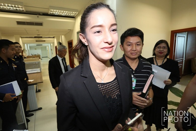 (ภาพชุด) แอนนา รีส รายงานตัวอธิบดีกรมคุมประพฤติ ฐานความผิดขับขี่รถในขณะมึนเมาสุรา