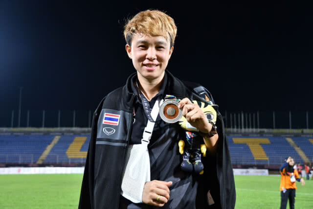 แข้งสาวไทย ยิงไม่พอ หลั่งน้ำตารับเหรียญเงิน