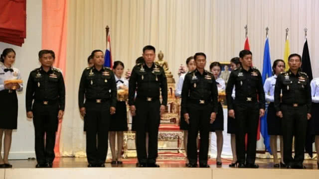 ผบ.ทบ. ชวน นศท.
ร่วมจิตอาสา
"เราทำความดีด้วยหัวใจ"