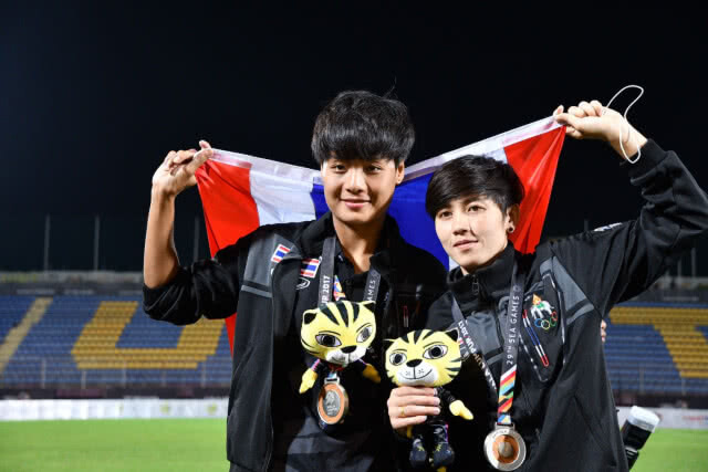 แข้งสาวไทย ยิงไม่พอ หลั่งน้ำตารับเหรียญเงิน