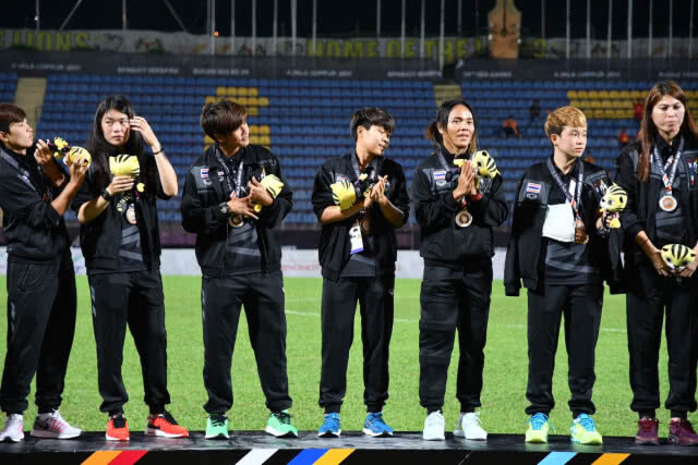 แข้งสาวไทย ยิงไม่พอ หลั่งน้ำตารับเหรียญเงิน