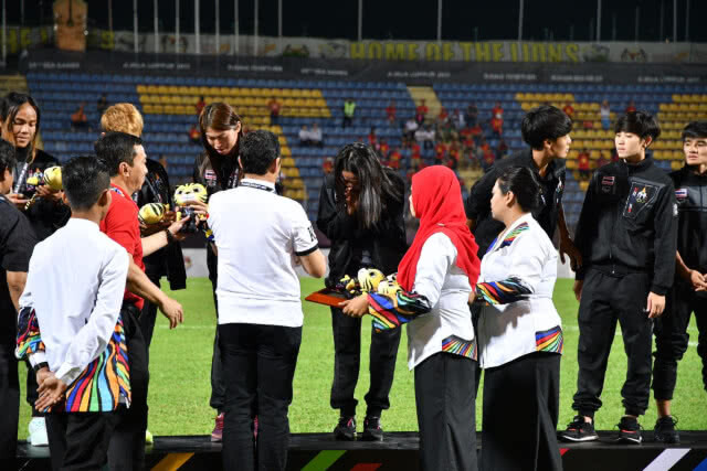 แข้งสาวไทย ยิงไม่พอ หลั่งน้ำตารับเหรียญเงิน