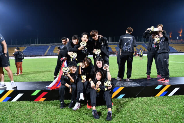 แข้งสาวไทย ยิงไม่พอ หลั่งน้ำตารับเหรียญเงิน