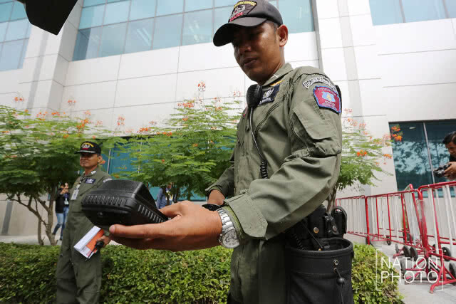 จนท. EOD ตรวจสอบความปลอดภัยรอบศาลฎีกาฯ