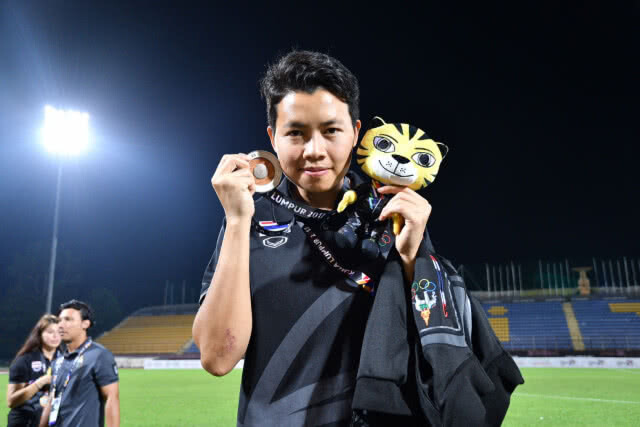 แข้งสาวไทย ยิงไม่พอ หลั่งน้ำตารับเหรียญเงิน