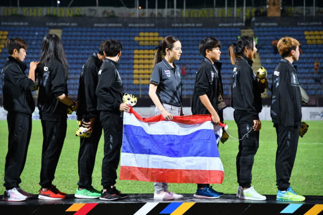 แข้งสาวไทย ยิงไม่พอ หลั่งน้ำตารับเหรียญเงิน