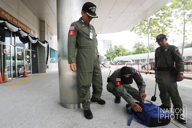 จนท. EOD ตรวจสอบความปลอดภัยรอบศาลฎีกาฯ