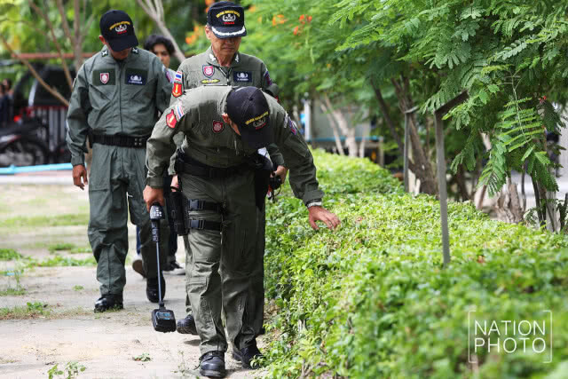 จนท. EOD ตรวจสอบความปลอดภัยรอบศาลฎีกาฯ