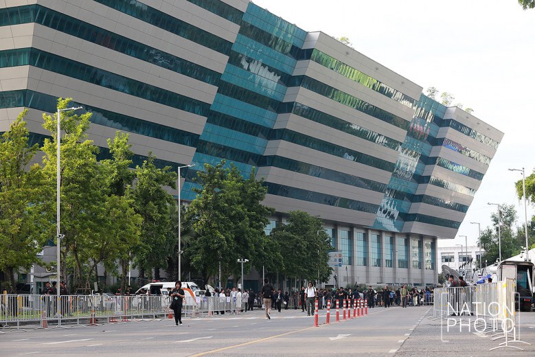 มวลชนถึงหน้าศาลฎีกา รอให้กำลังใจ ยิ่งลักษณ์