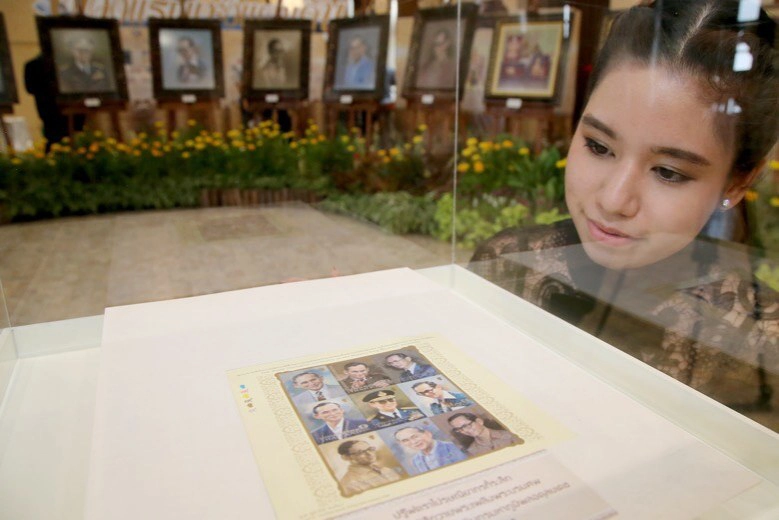 9 พระบรมสาทิสลักษณ์ทรงแย้มพระสรวล