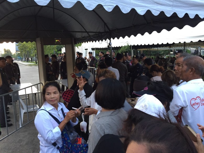 กองเชียร์ "ยิ่งลักษณ์" ตั้งแถวเพื่อเข้าพื้นที่ศาลฎีกาฯ