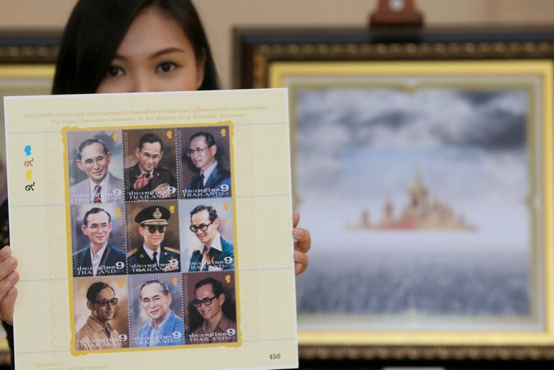 9 พระบรมสาทิสลักษณ์ทรงแย้มพระสรวล