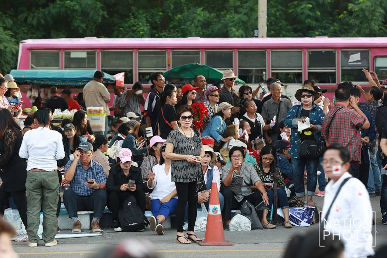 มวลชนถึงหน้าศาลฎีกา รอให้กำลังใจ ยิ่งลักษณ์