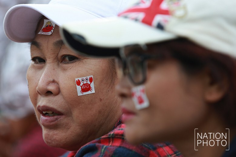 มวลชนถึงหน้าศาลฎีกา รอให้กำลังใจ ยิ่งลักษณ์