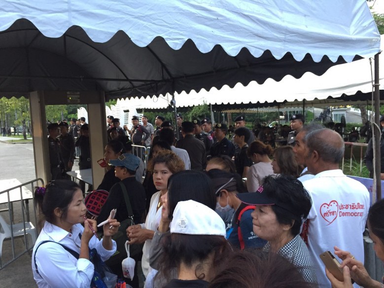 กองเชียร์ "ยิ่งลักษณ์" ตั้งแถวเพื่อเข้าพื้นที่ศาลฎีกาฯ