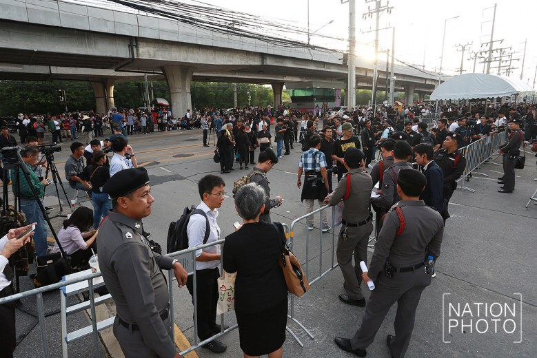 มวลชนถึงหน้าศาลฎีกา รอให้กำลังใจ ยิ่งลักษณ์