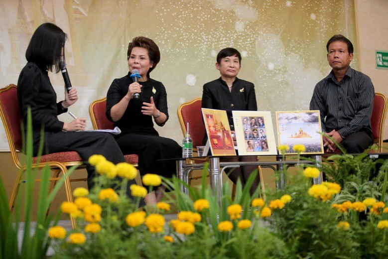 9 พระบรมสาทิสลักษณ์ทรงแย้มพระสรวล