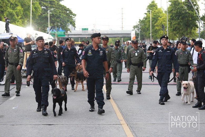 มวลชนถึงหน้าศาลฎีกา รอให้กำลังใจ ยิ่งลักษณ์