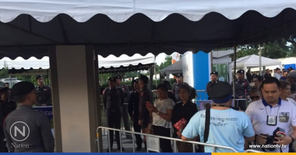กองเชียร์ "ยิ่งลักษณ์" ตั้งแถวเพื่อเข้าพื้นที่ศาลฎีกาฯ กองเชียร์ "ยิ่งลักษณ์" ตั้งแถวเพื่อเข้าพื้นที่ศาลฎีกาฯ