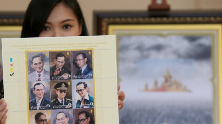 9 พระบรมสาทิสลักษณ์ทรงแย้มพระสรวล 9 พระบรมสาทิสลักษณ์ทรงแย้มพระสรวล