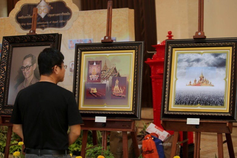 9 พระบรมสาทิสลักษณ์ทรงแย้มพระสรวล