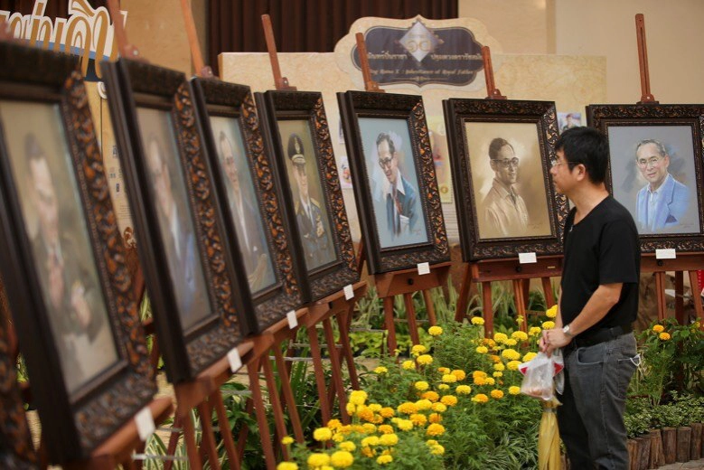 9 พระบรมสาทิสลักษณ์ทรงแย้มพระสรวล