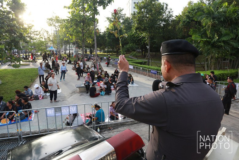 มวลชนถึงหน้าศาลฎีกา รอให้กำลังใจ ยิ่งลักษณ์