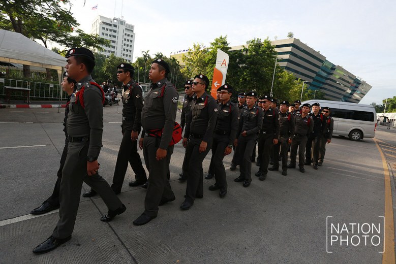 มวลชนถึงหน้าศาลฎีกา รอให้กำลังใจ ยิ่งลักษณ์