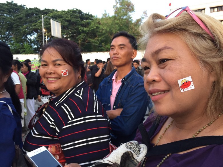 กองเชียร์ "ยิ่งลักษณ์" ตั้งแถวเพื่อเข้าพื้นที่ศาลฎีกาฯ