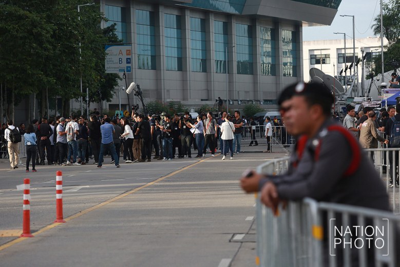 มวลชนถึงหน้าศาลฎีกา รอให้กำลังใจ ยิ่งลักษณ์