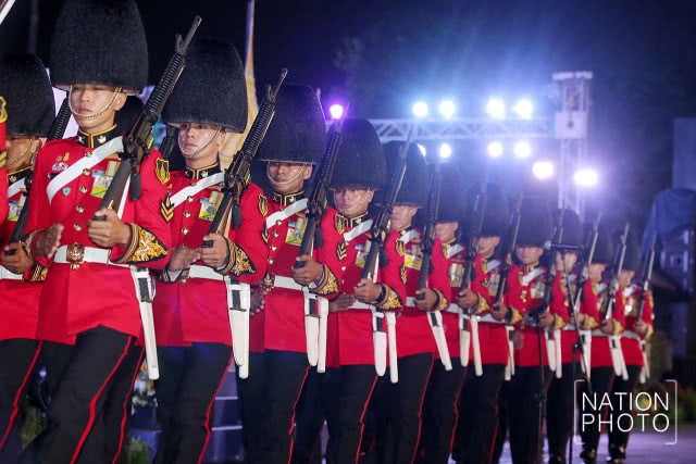หน่วยทหารมหาดเล็กราชวัลลภรักษาพระองค์ร่วมการแสดงชุดพิเศษสาธิตการแต่งกายเครื่องแบบเต็มยศของหน่วย