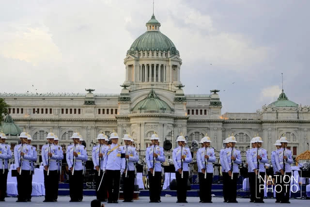 ทหารมหาดเล็กราชวัลลภรักษาพระองค์ร่วมแสดงชุดพิเศษบรรเลงเพลงมาร์ช