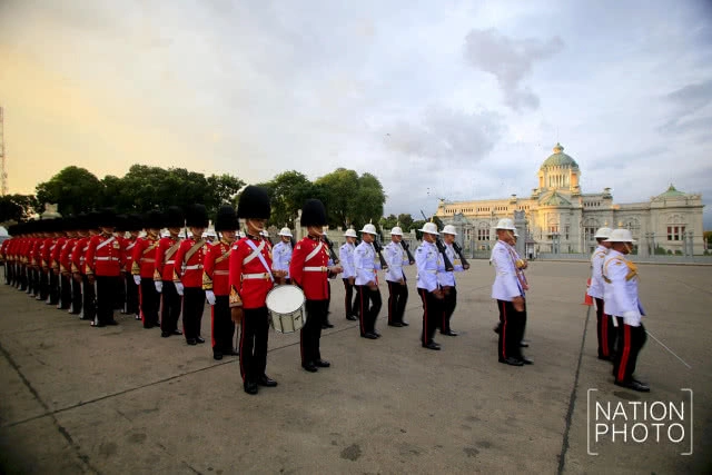 ทหารมหาดเล็กราชวัลลภรักษาพระองค์ร่วมแสดงชุดพิเศษบรรเลงเพลงมาร์ช