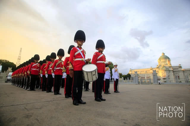 ทหารมหาดเล็กราชวัลลภรักษาพระองค์ร่วมแสดงชุดพิเศษบรรเลงเพลงมาร์ช