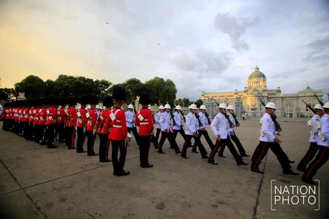 ทหารมหาดเล็กราชวัลลภรักษาพระองค์ร่วมแสดงชุดพิเศษบรรเลงเพลงมาร์ช