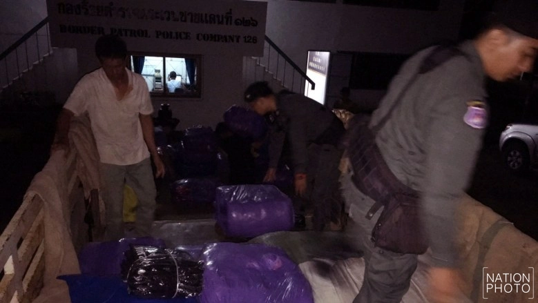 ตชด.สกัดจับรถขนชุดกีฬาละเมิดลิขสิทธิ์ ยึดของกลางกว่า 3 พันชุด!