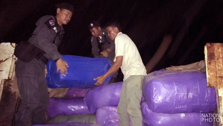 ตชด.สกัดจับรถขนชุดกีฬาละเมิดลิขสิทธิ์ ยึดของกลางกว่า 3 พันชุด!