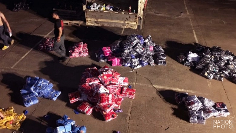 ตชด.สกัดจับรถขนชุดกีฬาละเมิดลิขสิทธิ์ ยึดของกลางกว่า 3 พันชุด!