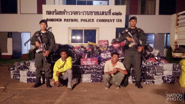 ตชด.สกัดจับรถขนชุดกีฬาละเมิดลิขสิทธิ์ ยึดของกลางกว่า 3 พันชุด!