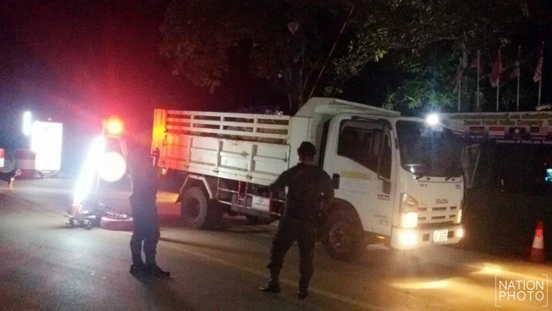 ตชด.สกัดจับรถขนชุดกีฬาละเมิดลิขสิทธิ์ ยึดของกลางกว่า 3 พันชุด!