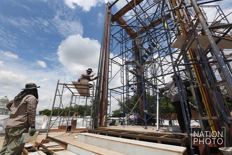 (ภาพชุด)เร่งมือจัดสร้างพระเมรุมาศจำลอง