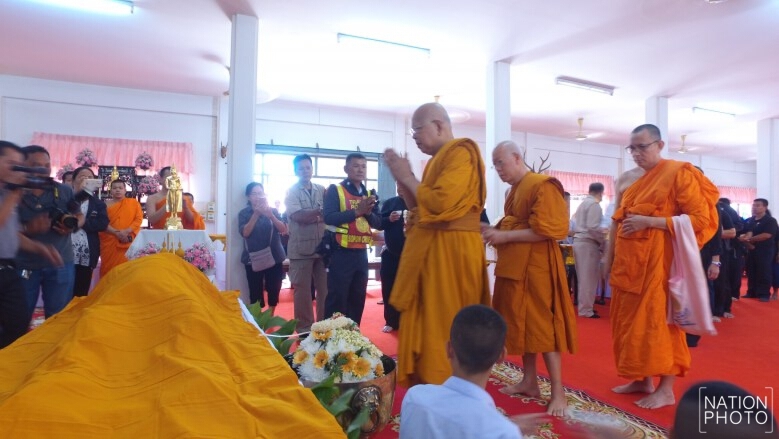 แห่รับสรีระสังขาร ‘หลวงปู่แย้ม’ เจ้าอาวาสวัดสามง่าม แน่นสองข้างทาง