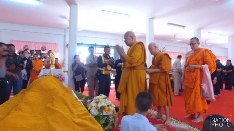 แห่รับสรีระสังขาร ‘หลวงปู่แย้ม’ เจ้าอาวาสวัดสามง่าม แน่นสองข้างทาง แห่รับสรีระสังขาร ‘หลวงปู่แย้ม’ เจ้าอาวาสวัดสามง่าม แน่นสองข้างทาง