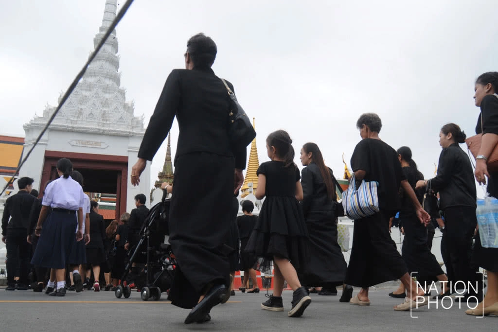 298 วัน มีประชาชนกราบพระบรมศพ 9,832,985 คน 298 วัน มีประชาชนกราบพระบรมศพ 9,832,985 คน