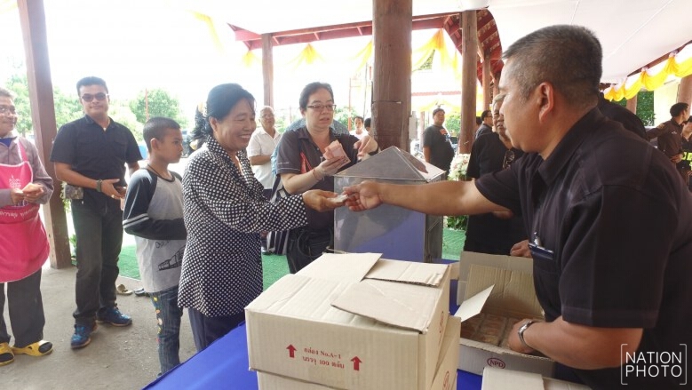 แห่รับสรีระสังขาร ‘หลวงปู่แย้ม’ เจ้าอาวาสวัดสามง่าม แน่นสองข้างทาง